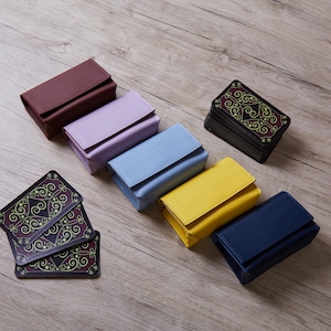 Minimalistische leren tarotkaarthouder voor orakelkaarten | Blauwe tarotdoos voor haar | Gepersonaliseerde tarotkaarthoes | Spirituele cadeaus voor haar