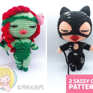 Puede incluir: Dos muñecas amigurumi de crochet, una verde con cabello rojo y una rosa rosa, la otra negra con orejas de gato. Las muñecas sostienen un látigo y una rosa. El texto "2 SASSY GIRL PATTERNS" está en la parte inferior de la imagen.