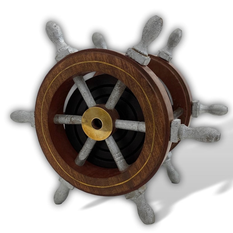 Peut inclure: Un petit gouvernail de navire en bois avec un centre en laiton et des rayons argent&eacute;s. Le gouvernail est mont&eacute; sur une base en bois et a une teinte brun fonc&eacute;.