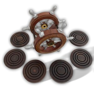 Peut inclure: Ensemble de six sous-verres en bois brun avec des cercles concentriques, comprenant un volant de navire en bois avec des rayons argent&eacute;s et des accents en laiton.