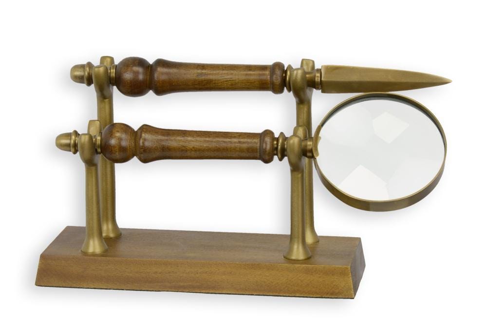 Une loupe et un coupe-papier sur un support réplique décoration design rétro