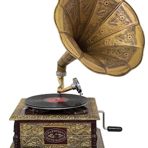 Könnte beinhalten: Ein Vintage-Grammophon mit einem goldfarbenen Horn und aufwendigen floralen Designs. Das Grammophon steht auf einem Holzsockel mit roter Oberfläche und goldenen Akzenten. Der Sockel trägt den Schriftzug "Gramophone Sound Master".