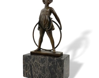 Bronzeskulptur Bronzefigur Figur Mädchen Turnerin mit Reif auf Steinplinthe