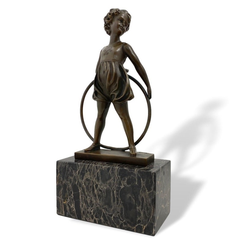 Sculpture en bronze figure en bronze fille gymnaste avec cerceau sur socle en pierre image 1