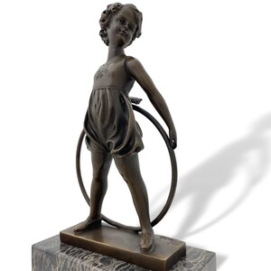 Sculpture en bronze figure en bronze fille gymnaste avec cerceau sur socle en pierre image 4