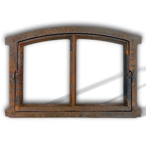 Può includere: Un telaio di finestra in metallo arrugginito con due pannelli di vetro. Il telaio è arcuato nella parte superiore e ha un aspetto rustico e invecchiato.
