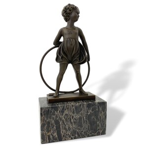 Sculpture en bronze figure en bronze fille gymnaste avec cerceau sur socle en pierre image 3