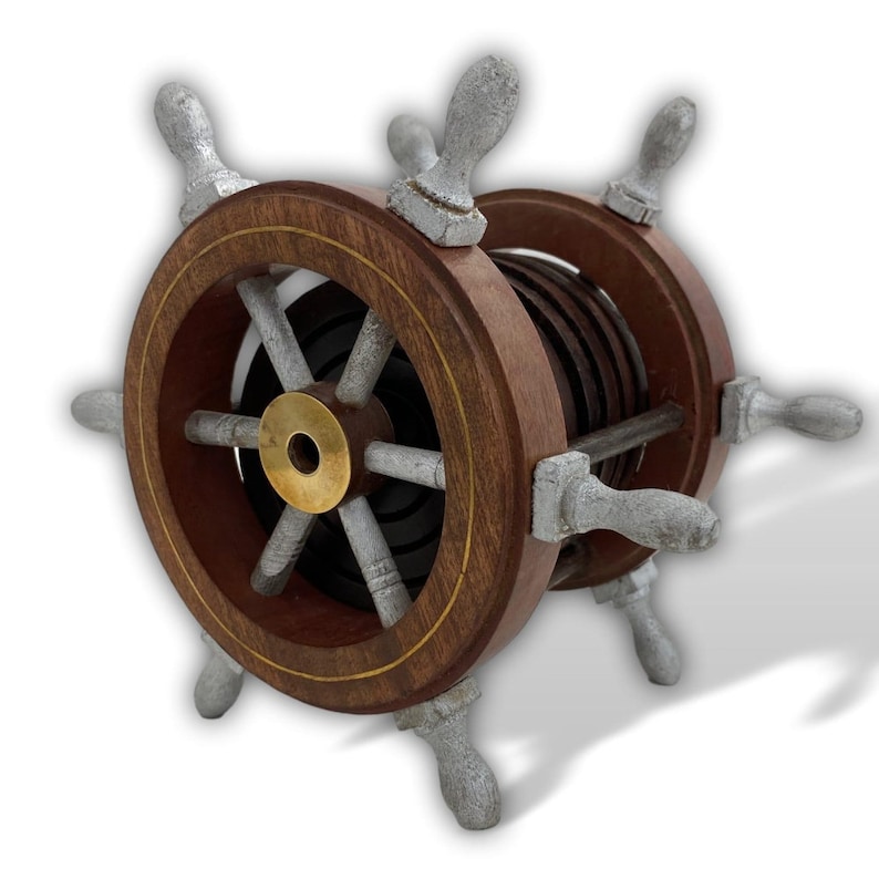 Peut inclure: Un ensemble de dessous-de-verre en forme de roue de navire en bois avec six rayons peints en argent et un centre en laiton. L'ensemble de dessous-de-verre est en bois et a une finition brun fonc&eacute;.