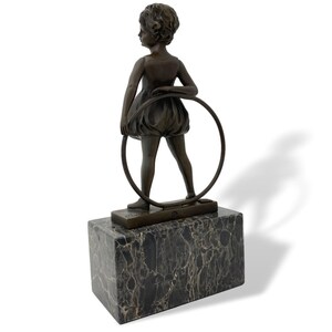 Sculpture en bronze figure en bronze fille gymnaste avec cerceau sur socle en pierre image 6