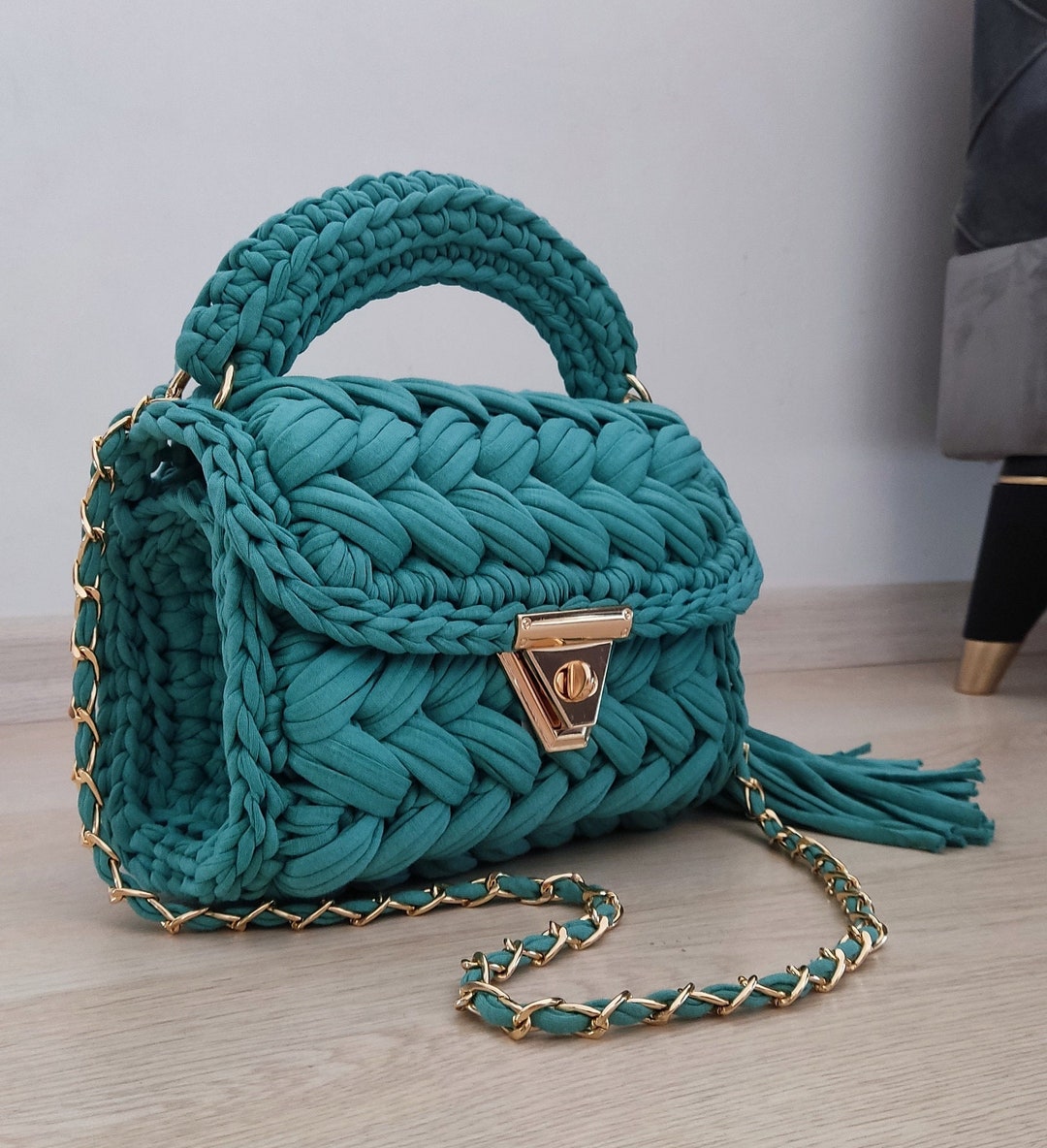 handgefertigte-geh-kelte-schultertasche-capri-luxus-handtasche-mit