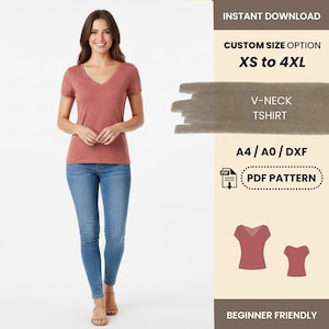 Può includere: Una donna indossa una maglietta con scollo a V rosa polveroso e jeans blu. L'immagine include il testo che dice "DOWNLOAD IMMEDIATO", "OPZIONE TAGLIA PERSONALIZZATA XS a 4XL", "T-SHIRT SCOLLO A V", "A4/A0/DXF", "MODELLO PDF" e "ADATTO AI PRINCIPIANTI".