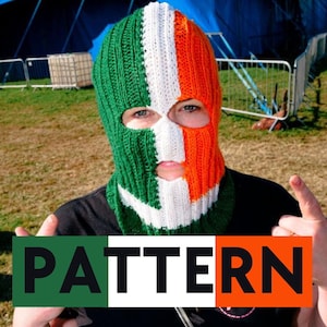 Puede incluir: Una persona con una balaclava de punto verde, blanco y naranja con la palabra "PATTERN" impresa debajo.