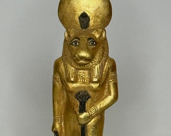 Statue de la déesse égyptienne Sekhmet - Sculpture en pierre faite main dans l'Egypte ancienne, réplique pharaonique plaquée or