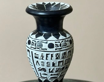 絶妙なヴィンテージ古代エジプトの花瓶 - 素晴らしいスカラベの彫刻