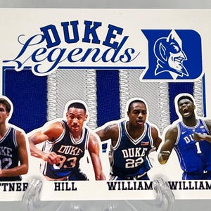 Puede incluir: Una tarjeta coleccionable con cuatro leyendas del baloncesto de Duke: Laettner, Hill, Williams y Williamson. La tarjeta tiene un diseño azul y blanco con las palabras "DUKE Legends" y el logo de los Duke Blue Devils.