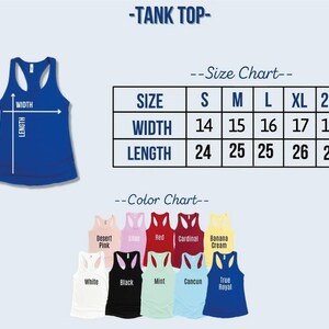 Puede incluir: Una tabla de tallas y una tabla de colores para una camiseta sin mangas. La tabla de tallas muestra las medidas de ancho y largo en pulgadas para las tallas S, M, L, XL y 2XL. La tabla de colores muestra 10 colores diferentes de camisetas sin mangas: Rosa Desierto, Lila, Rojo, Cardenal, Crema de Pl&aacute;tano, Blanco, Negro, Menta, Canc&uacute;n y Azul Royal.