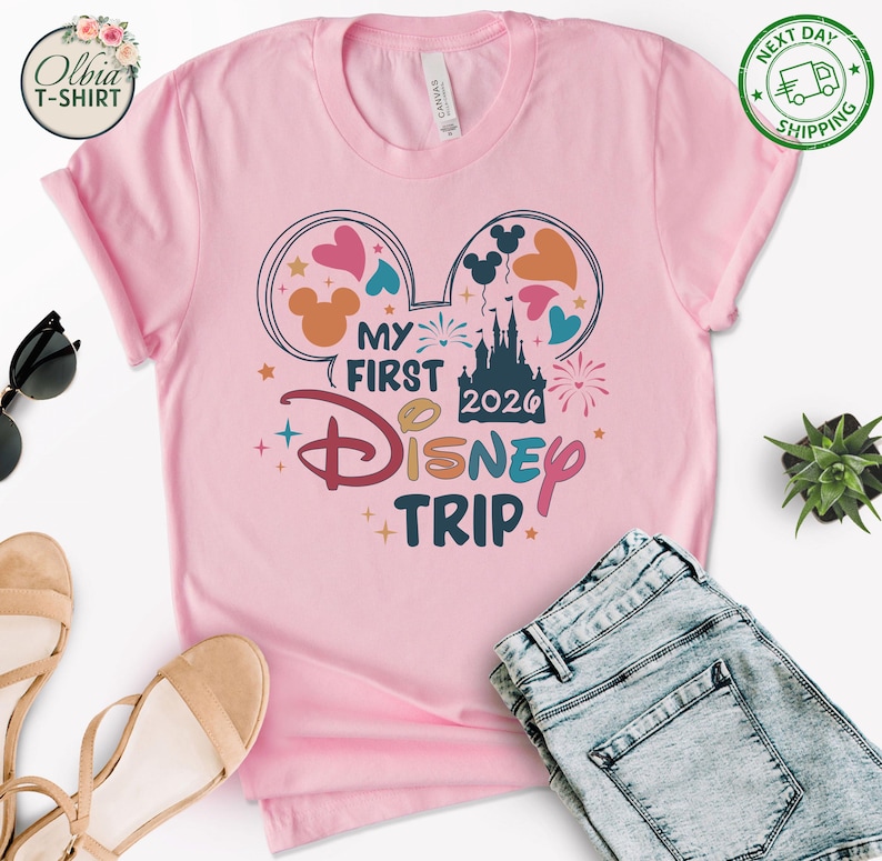Camiseta "Mi primer viaje a Disney 2026", camiseta de vacaciones en Disneyland imagen 1