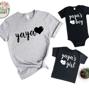 K&ouml;nnte beinhalten: Ein Set aus drei grauen T-Shirts mit schwarzem und wei&szlig;em Text und Herzmotiven. Die Shirts sagen "yaya" und "yaya's boy" und "yaya's girl".