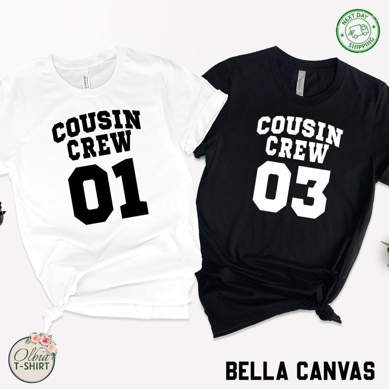 K&ouml;nnte beinhalten: Zwei Bella Canvas T-Shirts, eines wei&szlig; und eines schwarz, mit dem Text "COUSIN CREW" und den Zahlen 01 und 03 in fett, bzw. schwarz und wei&szlig;. Das wei&szlig;e Shirt ist unten geknotet. Das Bild enth&auml;lt ein "Next Day Shipping"-Abzeichen.