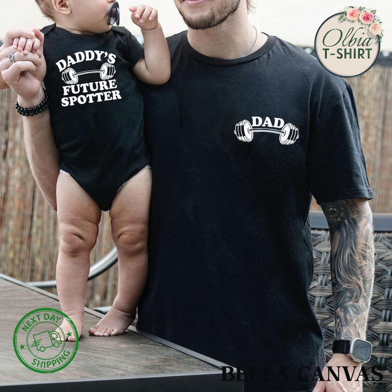Pu&ograve; includere: Una maglietta nera con la parola "DAD" stampata su di essa, con un bilanciere sotto. Un bambino indossa un body nero con il testo "Daddy's Future Spotter" e un bilanciere sotto.