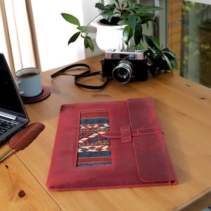 Stylish MacBook 15&quot;/16&quot; Pro M1/M2 Sleeve: Red Leather Rug Design - Customizable Leather Laptop Case for Him or Her