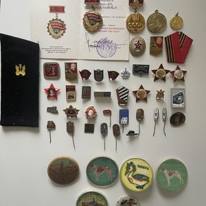 Zestaw 46 zabytkowych, starych pinów, odznak, medali, wyróżnień, przedmiotów kolekcjonerskich, oryginalnych rzadkich ZSRR