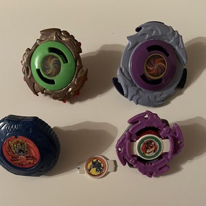 Lot of Vintage beyblades and parts! Beyblade, 1 Original main, + 1 also original head, Check pics.