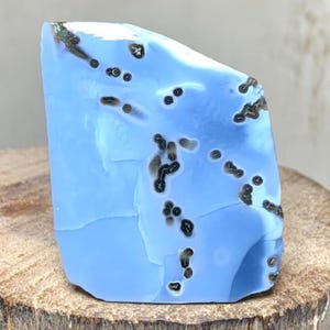 Opale Owyhee de 197,30 carats avec plaque mousse, cabochon fantaisie, pierre précieuse bleue en tranche, idéale pour la création de bijoux, cadeau délicat pour elle. Dimensions : 60 x 50 x 8 mm.