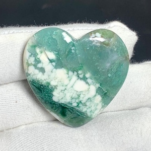 Peut inclure: Une pierre d'agate en forme de cœur de couleur verte et blanche avec un motif tourbillonnant.