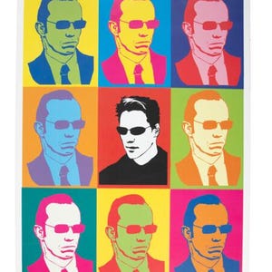 Puede incluir: Un estampado de estilo pop art con nueve paneles de un hombre con gafas de sol y un traje. Cada panel tiene un fondo de color brillante diferente, incluyendo amarillo, rosa y azul. El panel central es un retrato en blanco y negro.