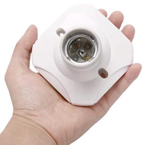 Może przedstawiać: Biały kwadratowy plafon sufitowy z gniazdem na standardową żarówkę.