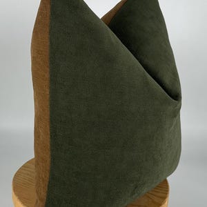 Capa de almofada marrom e verde camelo, almofada moderna, capa de almofada de chenille, decoração neutra para casa, fronha bicolor, presente de Halloween, 20x20