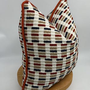 Beige, blau und rot getufteter Kissenbezug, Chenille-Paspel, Leinen texturiert, getuftetes Bettdekorkissen, Housewarminggeschenk, Halloweengeschenk, 20x20 cm