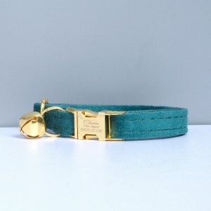 Puede incluir: Collar de terciopelo turquesa para gato con hebilla dorada y cascabel dorado. La hebilla est&aacute; grabada con "Chester is chipped 0454137596".