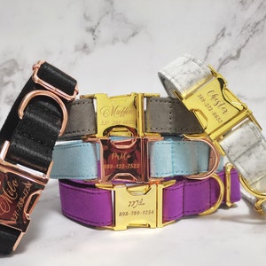 Pode incluir: Quatro coleiras de cachorro personalizadas com fivelas douradas e de ouro rosa. As coleiras são de cor preta, cinza, azul claro e roxo. As coleiras estão empilhadas umas sobre as outras. As coleiras são gravadas com os nomes "Milo", "Muffin", "Milo" e "Chester", juntamente com números de telefone.