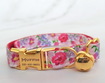 Conjunto de correa de pajarita de collar de gato personalizado de color rosa flor, etiqueta de nombre de cachorro de gatito grabada personalizada, etiqueta de nombre de gato con campana dorada, regalo de etiqueta de nombre de mascota