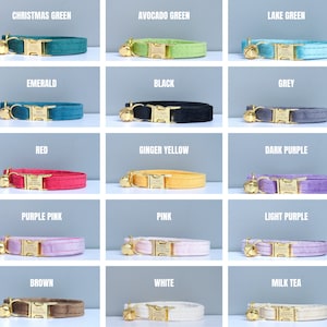 Puede incluir: Una selecci&oacute;n de 15 collares de terciopelo para gatos en varios colores, incluyendo verde navide&ntilde;o, verde aguacate, verde lago, esmeralda, negro, gris, rojo, amarillo jengibre, morado oscuro, rosa p&uacute;rpura, rosa, morado claro, marr&oacute;n, blanco y t&eacute; con leche. Cada collar tiene una campanilla dorada y una hebilla dorada.