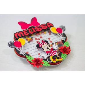 Könnte beinhalten: Eine rote, schwarze und weiße Minnie Mouse Figur mit einer roten Schleife und einem gepunkteten Kleid befindet sich auf einem schwarzen und roten Hintergrund mit dem Namen "Melissa" in schwarzen Buchstaben. Es gibt rote, gelbe und schwarze Ballons und rote Blumen.