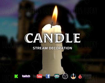 Op de afbeelding: Een brandende witte kaars met een heldergele vlam. Het woord "CANDLE" staat in grote witte letters boven "STREAM DECORATION". De achtergrond is donker met vage vormen en logo's.