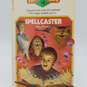 Peut inclure: Un livre de poche vintage intitulé "Spellcaster" de Katy Brown, faisant partie de la série "Twist-A-Plot". La couverture présente des illustrations d'un jeune garçon, de deux femmes, d'un chat et d'un oiseau, avec le texte "Choisissez parmi plus de 25 fins!"
