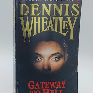 Peut inclure: Livre de Dennis Wheatley, intitulé "Gateway to Hell". La couverture noire présente un visage féminin aux yeux verts. Le titre est en rouge, avec des lettres dorées. Il s'agit d'une "Black Magic Story".