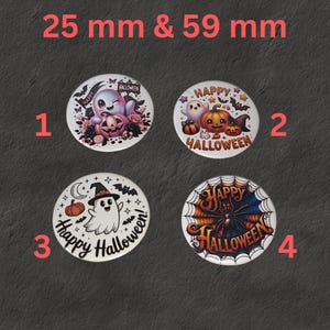 Könnte beinhalten: Vier runde Halloween-Buttons. Designs umfassen einen Geist mit einem Kürbis, Geister mit Kürbissen, einen Geist mit Hexenhut und eine Spinne auf einem Netz. Der Text "Happy Halloween" ist auf drei der Buttons zu sehen. Die Größen sind 25 mm und 59 mm.