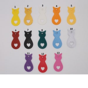 Puede incluir: Trece dijes de pl&aacute;stico con forma de gato en varios colores, incluyendo amarillo, naranja, blanco, rojo, negro, verde, azul, plateado, morado, rosa y rojo. Cada dije tiene un recorte en forma de coraz&oacute;n.