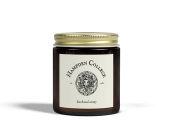 Puede incluir: Un tarro de vidrio marrón oscuro con tapa dorada. La etiqueta dice "Hampden College" con un gráfico circular y las palabras "Bacchanal society."