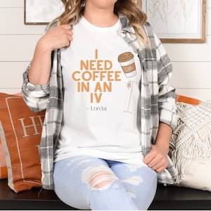 Ich brauche Kaffee in einem IV-Shirt, Gilmore Girl-Zitat, Gilmore Girl, Kaffee-Liebhaber-Shirt, Geschenk für sie, Thanksgiving-Shirt, Gilmore Girl-Kaffee
