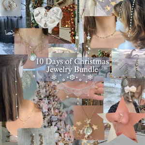 Könnte beinhalten: Eine Collage, die ein 10-Tage-Weihnachts-Schmuck-Paket zeigt, mit einer Auswahl an Halsketten, Ohrringen und Haarschmuck. Der Schmuck ist aus Perlen, Muscheln und anderen zarten Materialien gefertigt. Das Bild zeigt auch einen winterlichen Hintergrund mit einem Weihnachtsbaum und Schneeflocken.