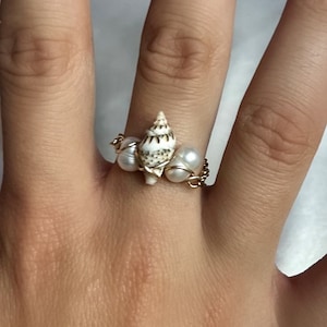Seashell Chain Ring US | Shell Pearl Jewelry | Mermaid Aesthetic Ring | Ocean Themed Jewelry | Shell Accessory | Handmade Shell Ring | Siren