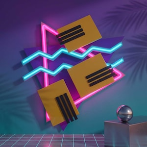 Op de afbeelding: Een neonlichtdisplay met een roze driehoek en een cyaan zigzaglijn achter drie gele rechthoekige panelen, elk versierd met drie zwarte horizontale strepen. Een metalen bol rust op een zilveren kubus op de voorgrond.