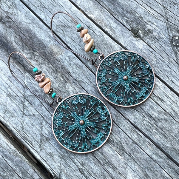 Boucles d'oreilles en forme de mandala en laiton avec perles couleur beige et turquoise style bohème