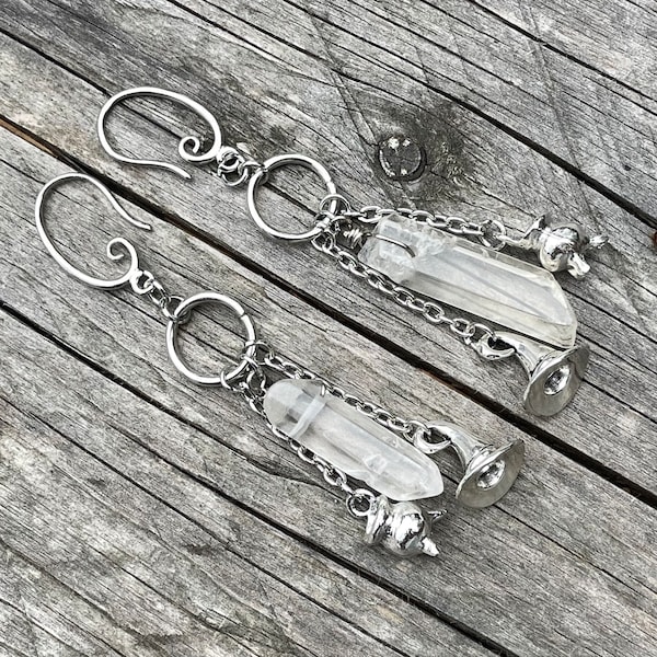 boucles d'oreilles sorcière avec breloques de chaudron et chapeau de sorcière et un pendule en quartz